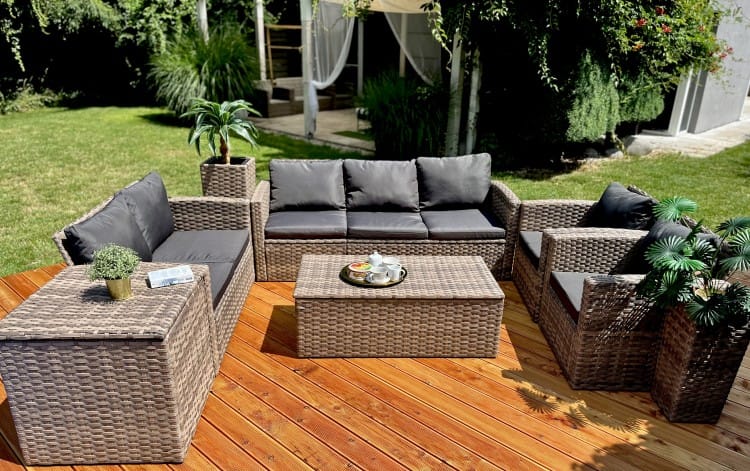 Zestaw mebli ogrodowych Malibu Royal z technorattanu w kolorze brąz mix, sofa, fotele, ławy-skrzynie i poduszki